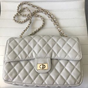 ✨Vegan leather cream quilted cross body bag✨